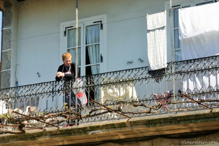 Mujer ribadaviense en un balcón de casco histórico