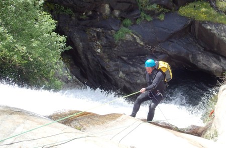 Barranquismo en la garganta de Papuos: Jorge demostrando su estilo de descenso en el primer rápel