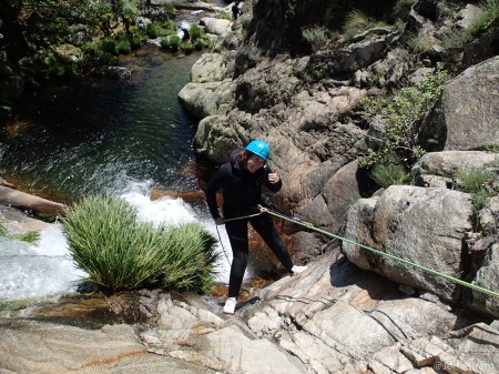 Barranquismo en  la garganta de Papuos: Encarando el último rápel con tobogán incluido