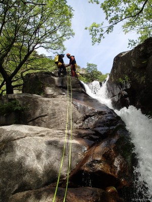 Inicio del rapel en una de las muchas cascadas de la garganta de los Papuos 