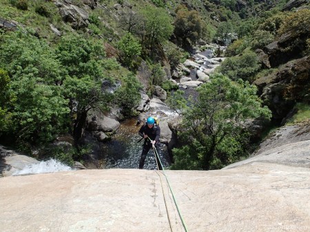 Uno de los rápeles intermedios de la garganta de los Papuos en el valle del Jerte