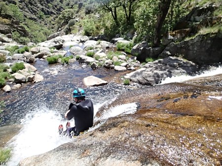 Barranquismo en la Garganta de Papuos: Miguel deslizándose por un tobogán