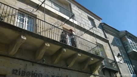 Compañeras bloggers de GaliciaTB en el Balcón del alojamiento "As Casiñas" en la Plaza Mayor de Ribadavia