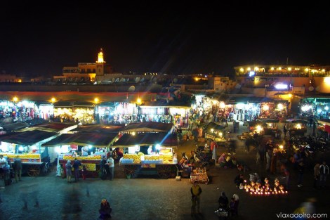 La plaza Jemma el Fna (asamblea de los muertos, significa el alegre nombre) de Marrakech